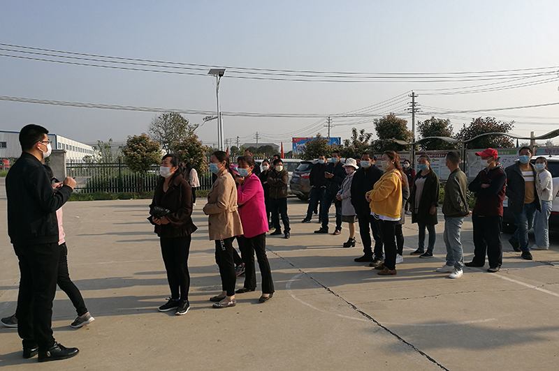 工会主席曾志(左一)与职工讲解有关企业招聘信息.jpg 工会主席曾志(左一)与职工讲解有关企业招聘信息.jpg