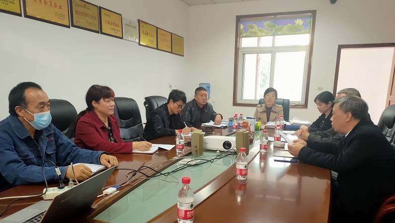 5考核组在湖北金恒机械有限公司工会听取汇报.jpg