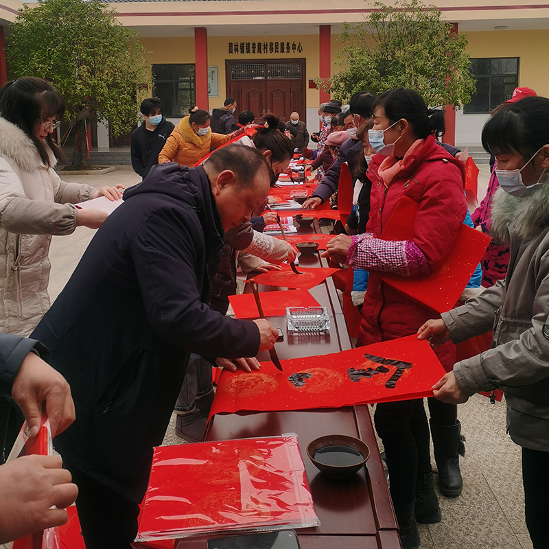 2022年1月13日，区总工会联合区文联走进团林镇普庵村开展“文化扶贫送春联 翰墨传情暖民心”活动。.jpg